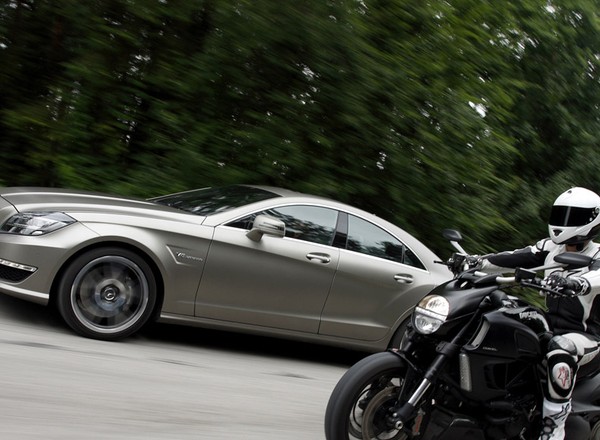 Ducati kontra Mercedes AMG: oto owoc fascynującej współpracy