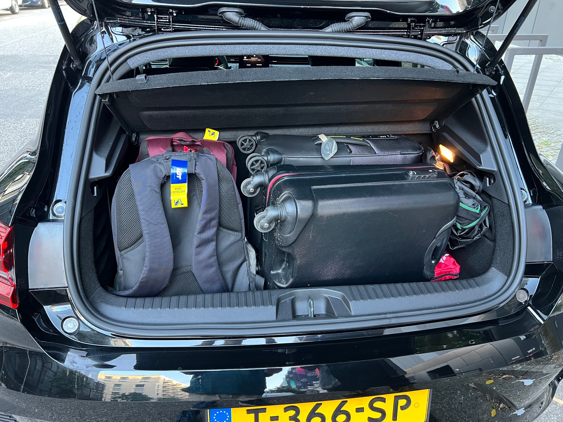 Bagażnik "zwykłego" Colta mieści do 391 l (spokojnie można zabrać dwie walizki kabinowe, dwa plecaki i nieco drobiazgów) i w przeciwieństwie do wersji hybrydowej umożliwia obniżenie podłogi