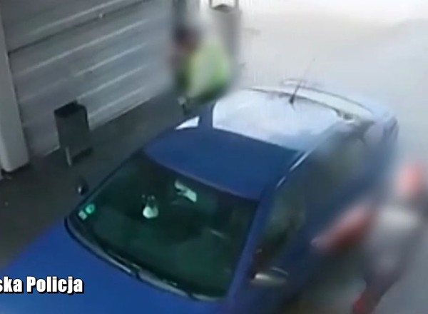 Zuchwała próba kradzieży samochodu na myjni bezdotykowej. Policja udostępniła nagranie