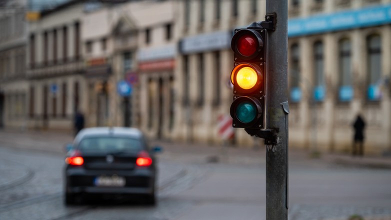 Na żółtym świetle nie można wjechać na skrzyżowanie. Należy traktować je jak czerwone