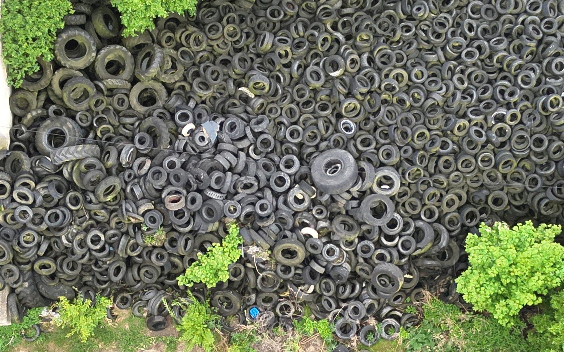 Nielegalne składowisko opon