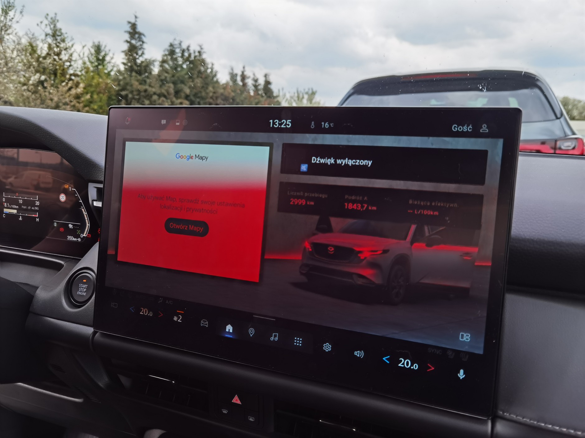 Ekran główny Mazdy CX-5 tak naprawdę nie jest czerwony. To efekt synchronizacji częstotliwości odświeżania ekranu z migawką aparatu w smartfonie
