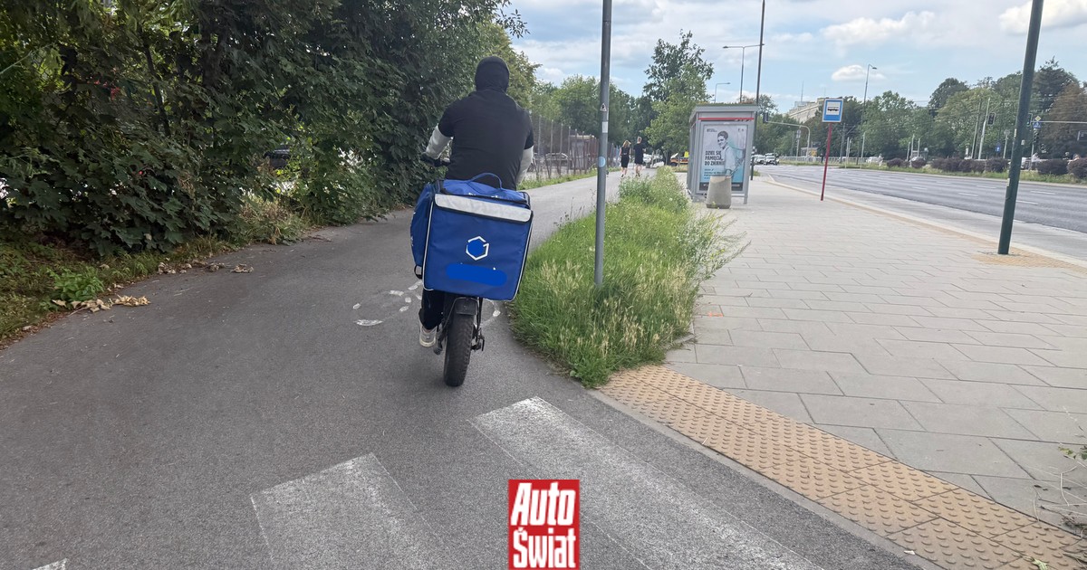 Motorowerem na ścieżce rowerowej? Nie wolno, ale można. Policja bezradna