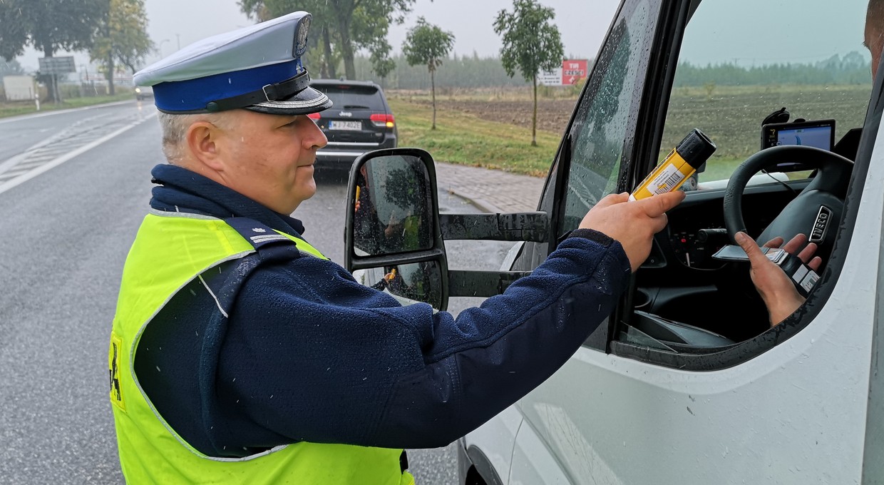 Policja wstrzymała kontrole bezustnikowymi alkomatami - powodem koronawirus