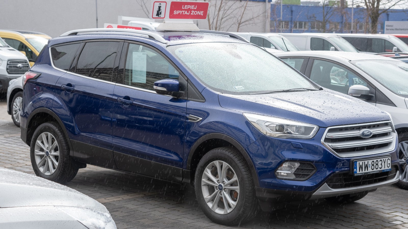 Ford Kuga 1.5 EcoBoost (150 KM) Titanium, 2018 r., przebieg 13 230 km. Niespełna roczna Kuga pełniła funkcję pojazdu demonstracyjnego. W wyposażeniu fabryczna nawigacja i dostęp bezkluczykowy, nie ma napędu 4x4 ani automatycznej skrzyni. CENA 88 888 zł (faktura VAT)