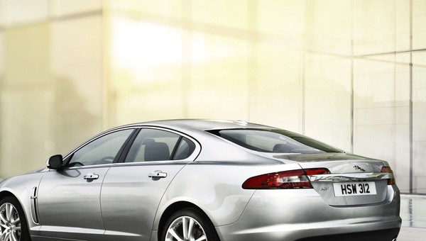 Jaguar XF po raz czwarty samochodem roku klasy premium 