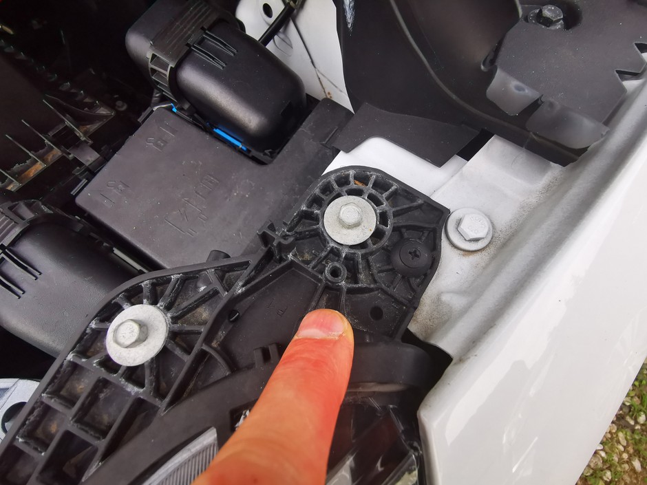 Ford S-Max z 2019 roku z przebiegiem 56 tys. km miał być idealny – widoczny odkurz lakierniczy