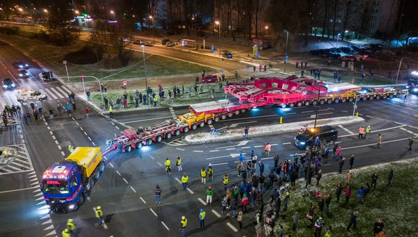 Transport elementów maszyny TBM przejeżdża przez Warszawę