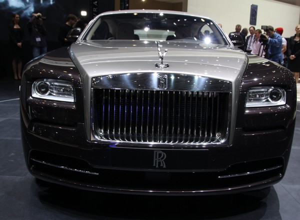 Kuba Wojewódzki obok luksusowego Rolls-Royce’a Wraith