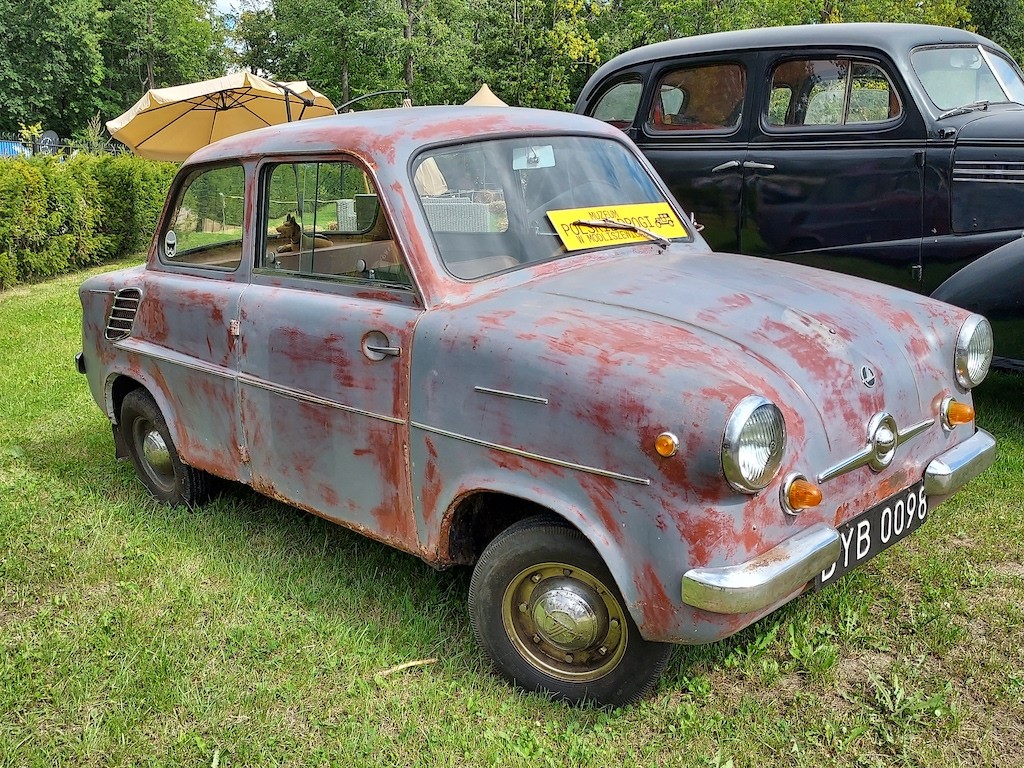 Motoclassic Wrocław 2025: Mikrus MR-300. Dla jednych piracka kopia niemieckiego Goggomobila, dla innych jeden z najciekawszych klasyków PRL-u.