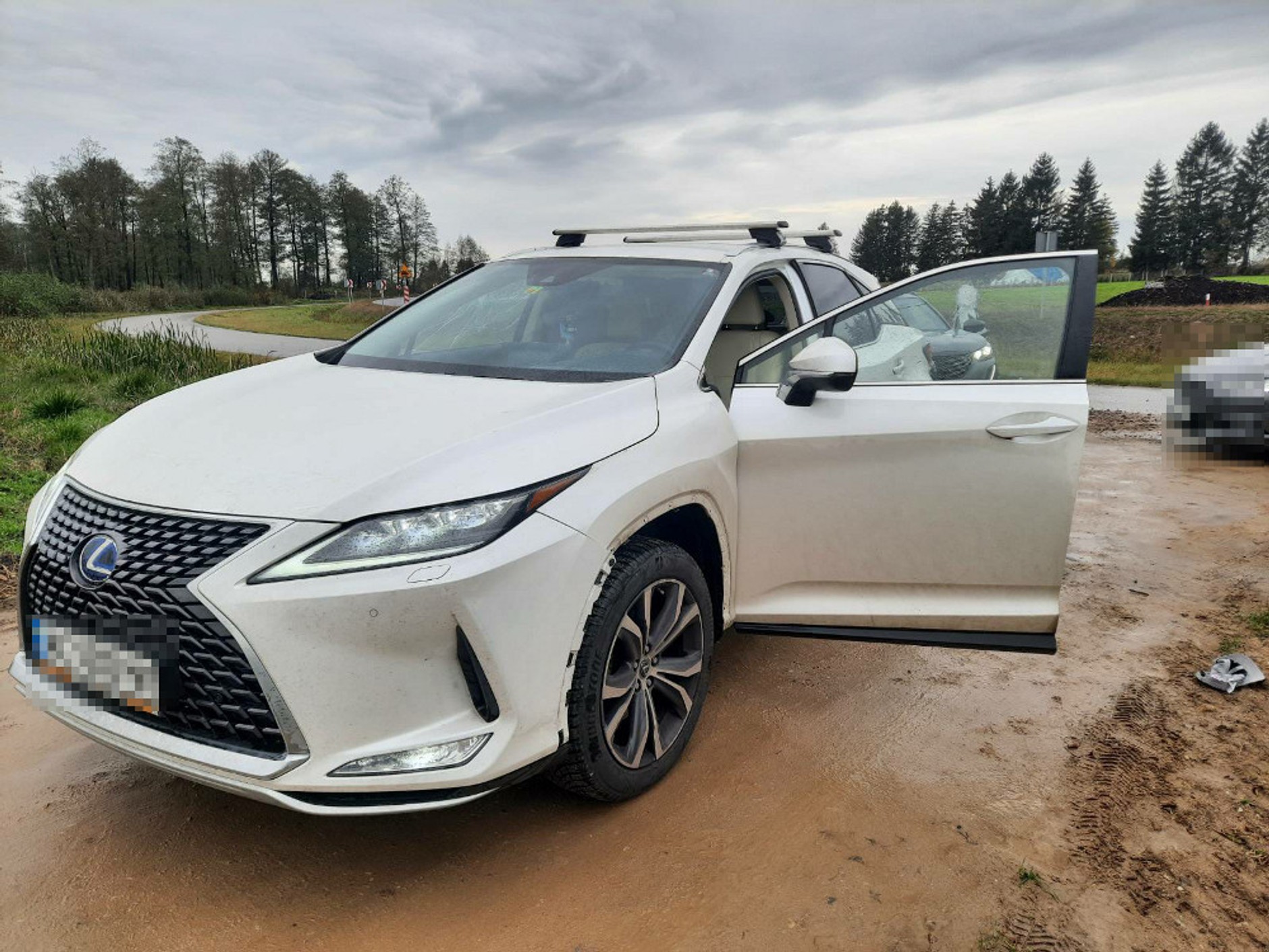 Policjanci odzyskali Lexusa, ale najpierw musieli uszkodzić szyby