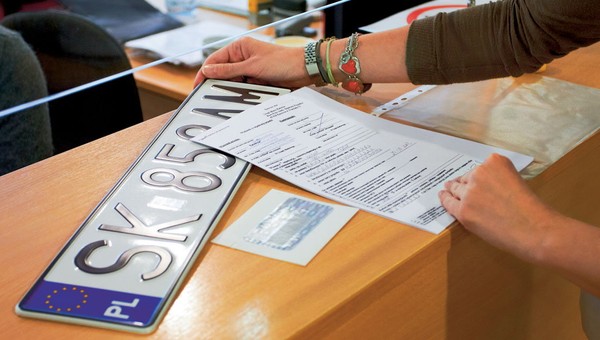 Rząd namawia do zgłoszenia zakupu aut przez internet. Od stycznia jest na to tylko 30 dni