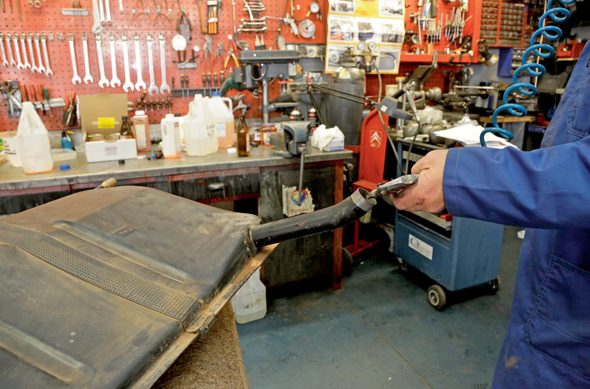 Jak naprawić zardzewiały zbiornik paliwa?