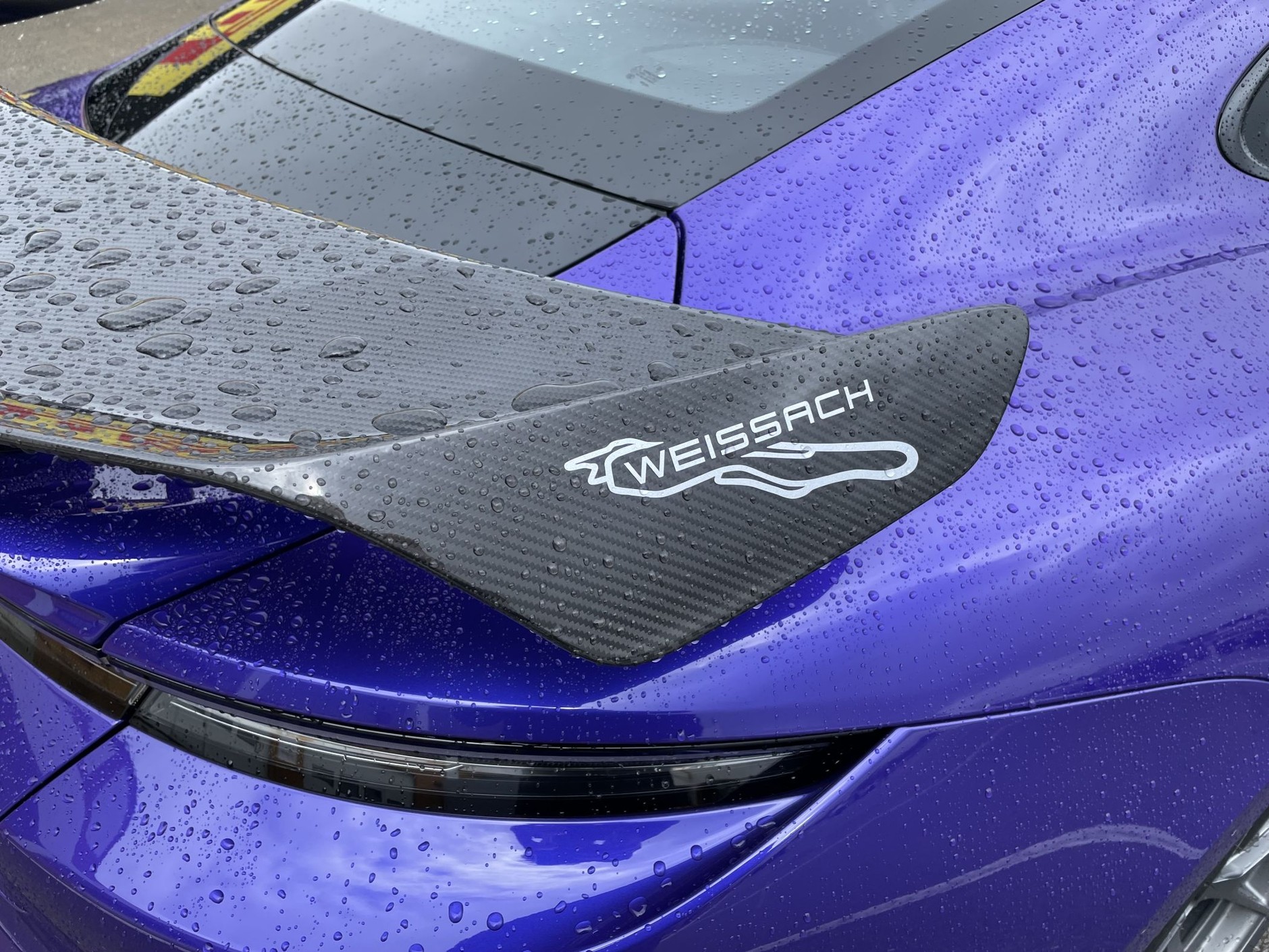 Pakiet Weissach najłatwiej rozpoznać po karbonowym skrzydle