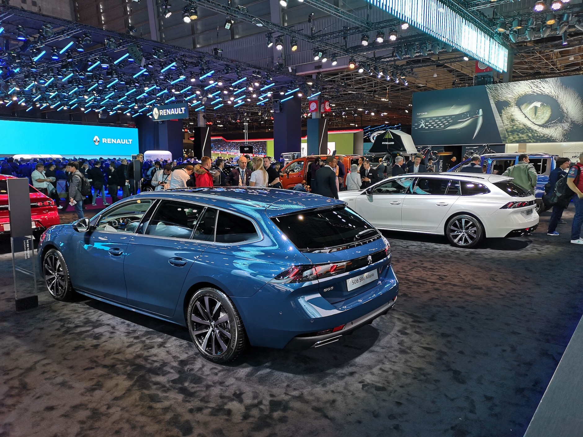 Peugeot na salonie samochodowym w Paryżu