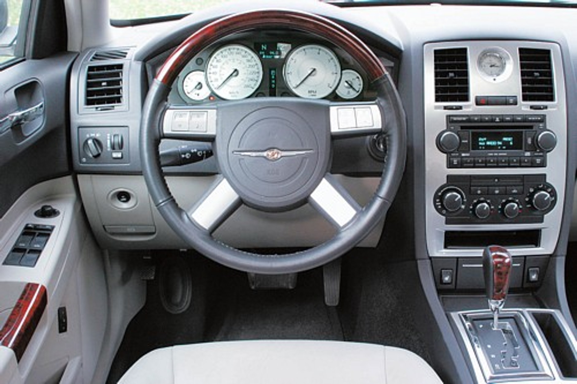 Chrysler 300C 5.7 V8 - Monstrualny w każdym calu