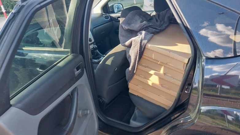 Auto wypakowane kartonami z nielegalnymi papierosami