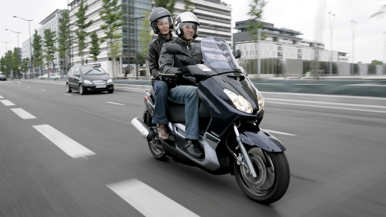 Skuter o poj 125 ccm, czyli motocykl. Dziś, by nim jeździć, trzeba mieć prawko kat. A