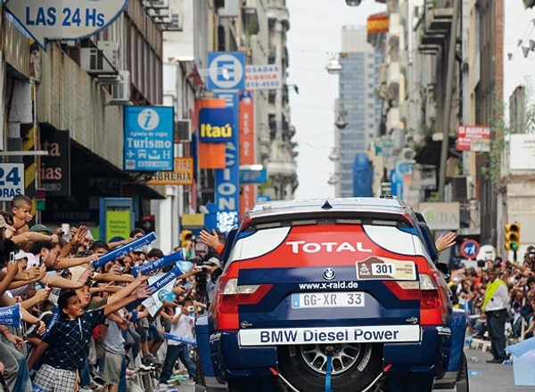 Rajd Dakar 2011: pojazdy dopłynęły już na miejsce startu