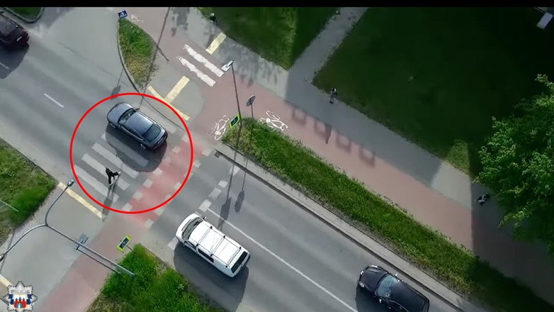 Kierowca wyprzedzał na przejściu dla pieszych