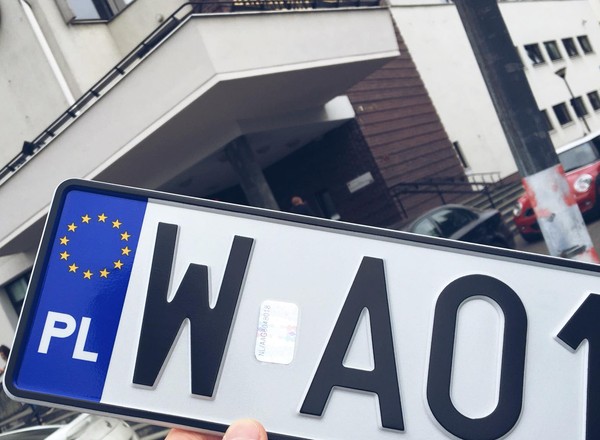 A miało być tak pięknie. Nowe, mniejsze tablice nie pasują do aut!