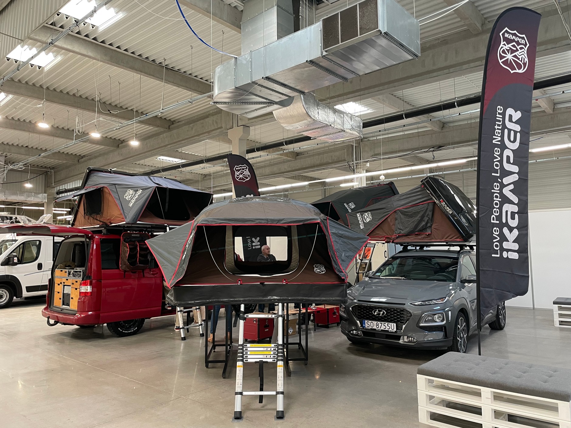 Nie zabrakło także namiotów dachowych...