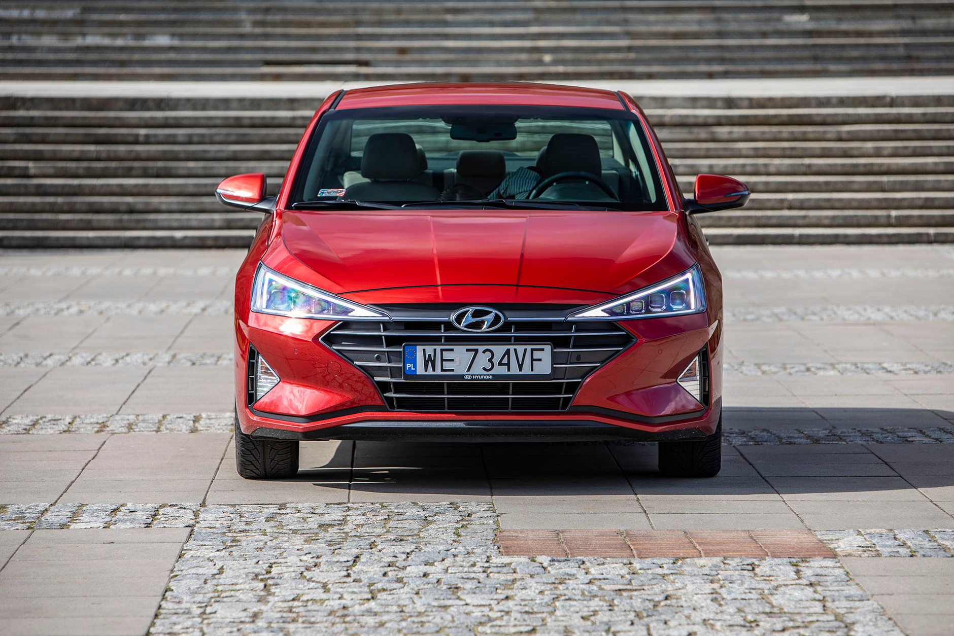 Hyundai Elantra 1.6 MPI 6AT - sedan w stylu azjatyckim
