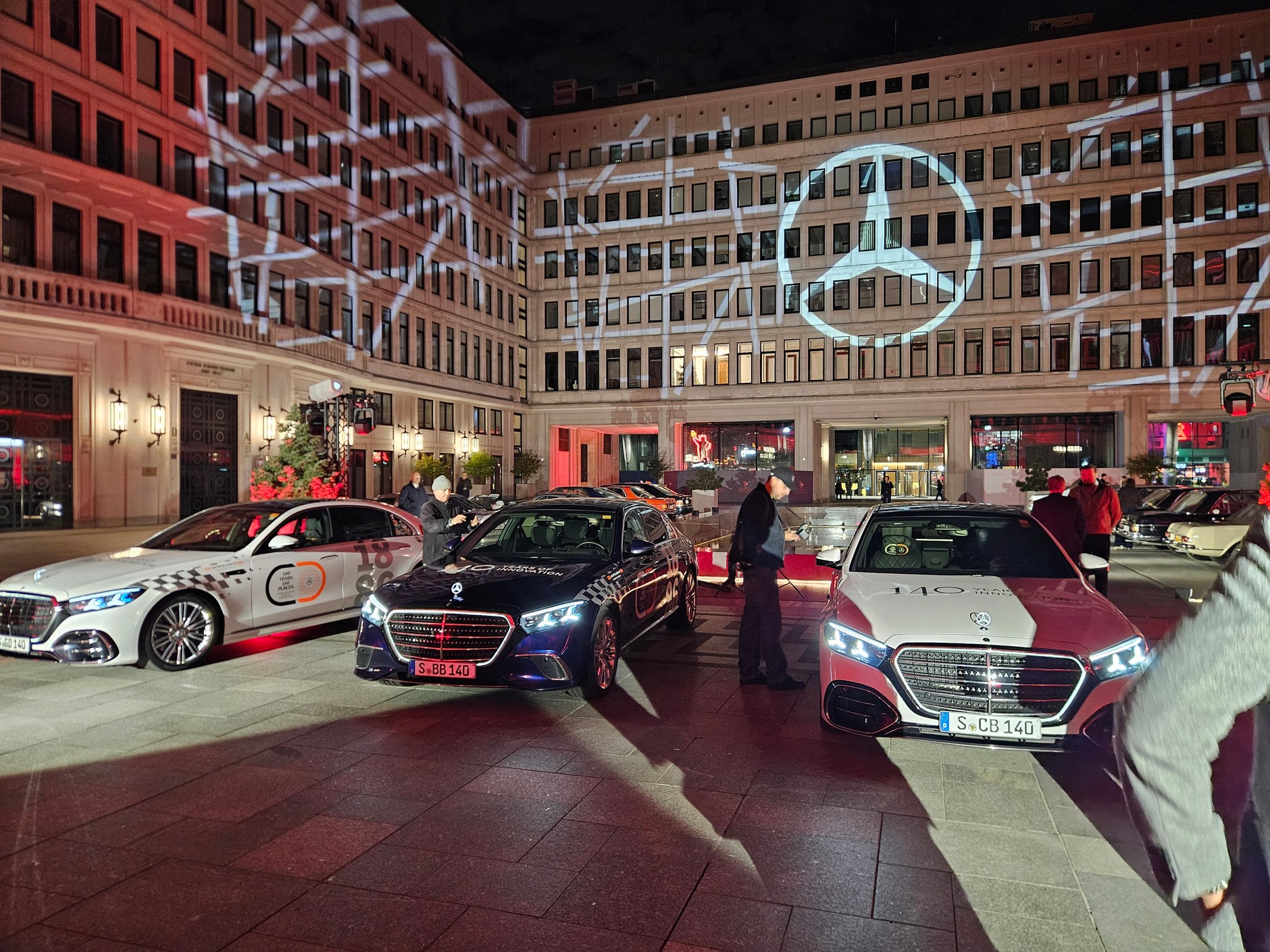 Mercedesy z konwoju „140 Years. 140 Places” w Polsce. W Warszawie na spotkanie z nowymi modelami przyjechali miłośnicy klasycznych Mercedesow. 