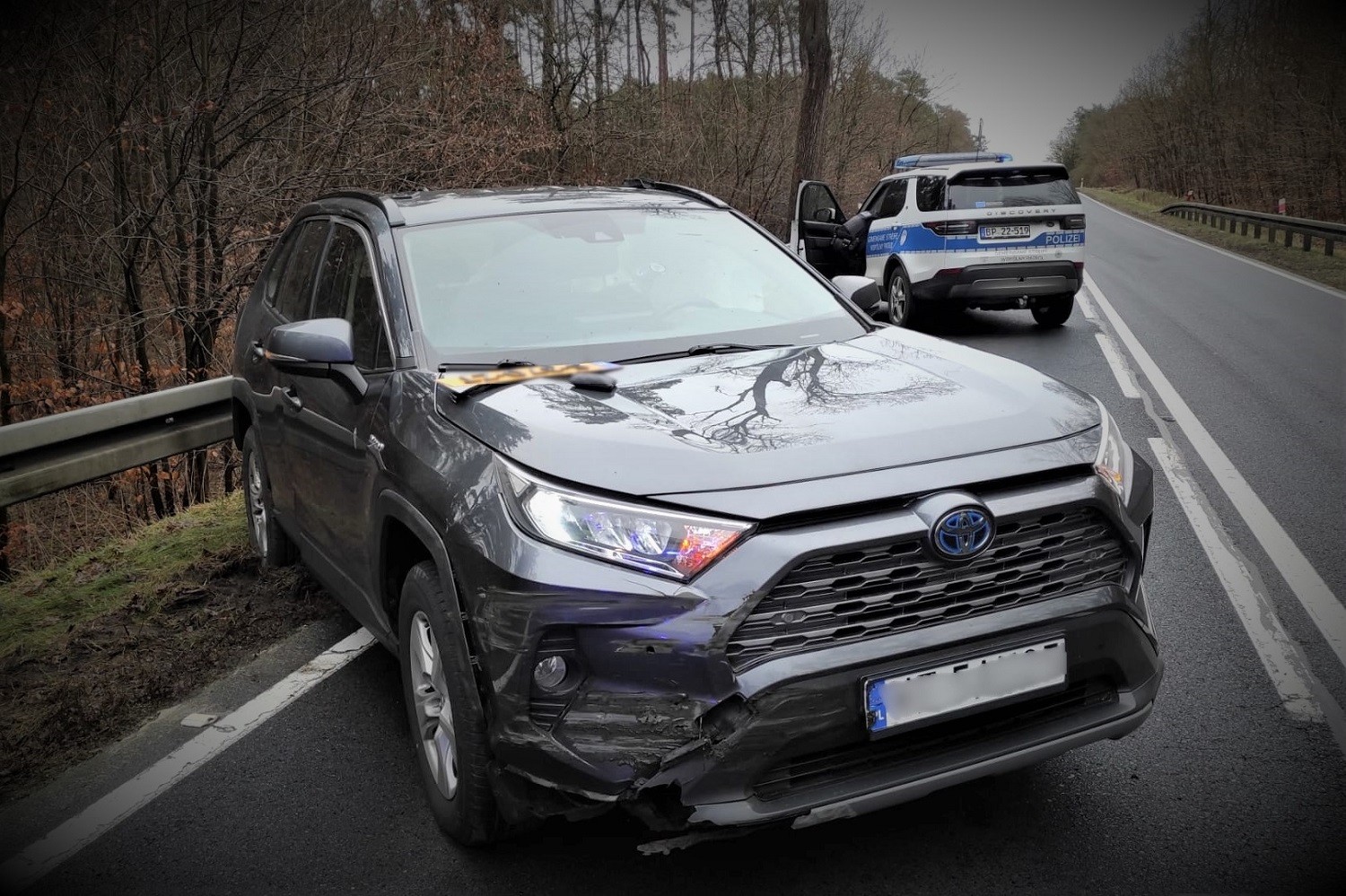 Toyota RAV4 o wartości około 150 tys. zł