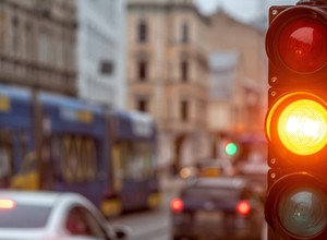 Czy można przejechać na żółtym świetle? Wyjaśniamy, kiedy grozi za to mandat