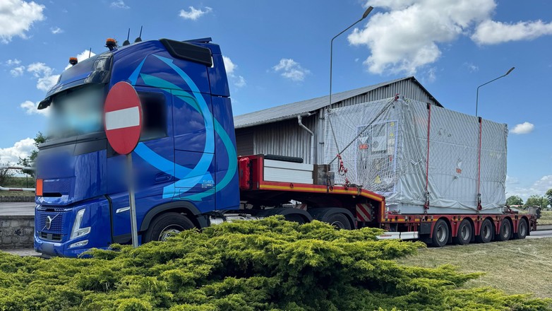 Kontrolowany pojazd podczas kontroli na punkcie kontrolnym opolskiej Inspekcji Transportu Drogowego