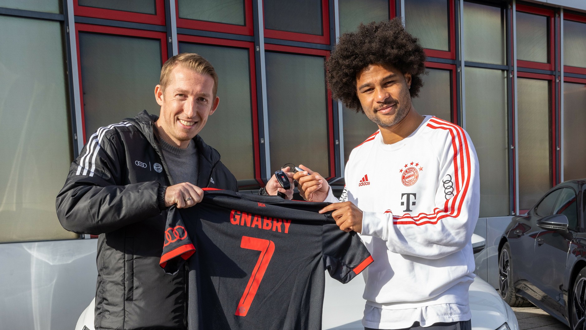Piłkarz Serge Gnabry odbiera kluczyki od pracownika Audi