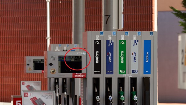 Wlepiają supermandaty na stacjach benzynowych. 3 tys. zł za tankowanie taniego paliwa na zapas
