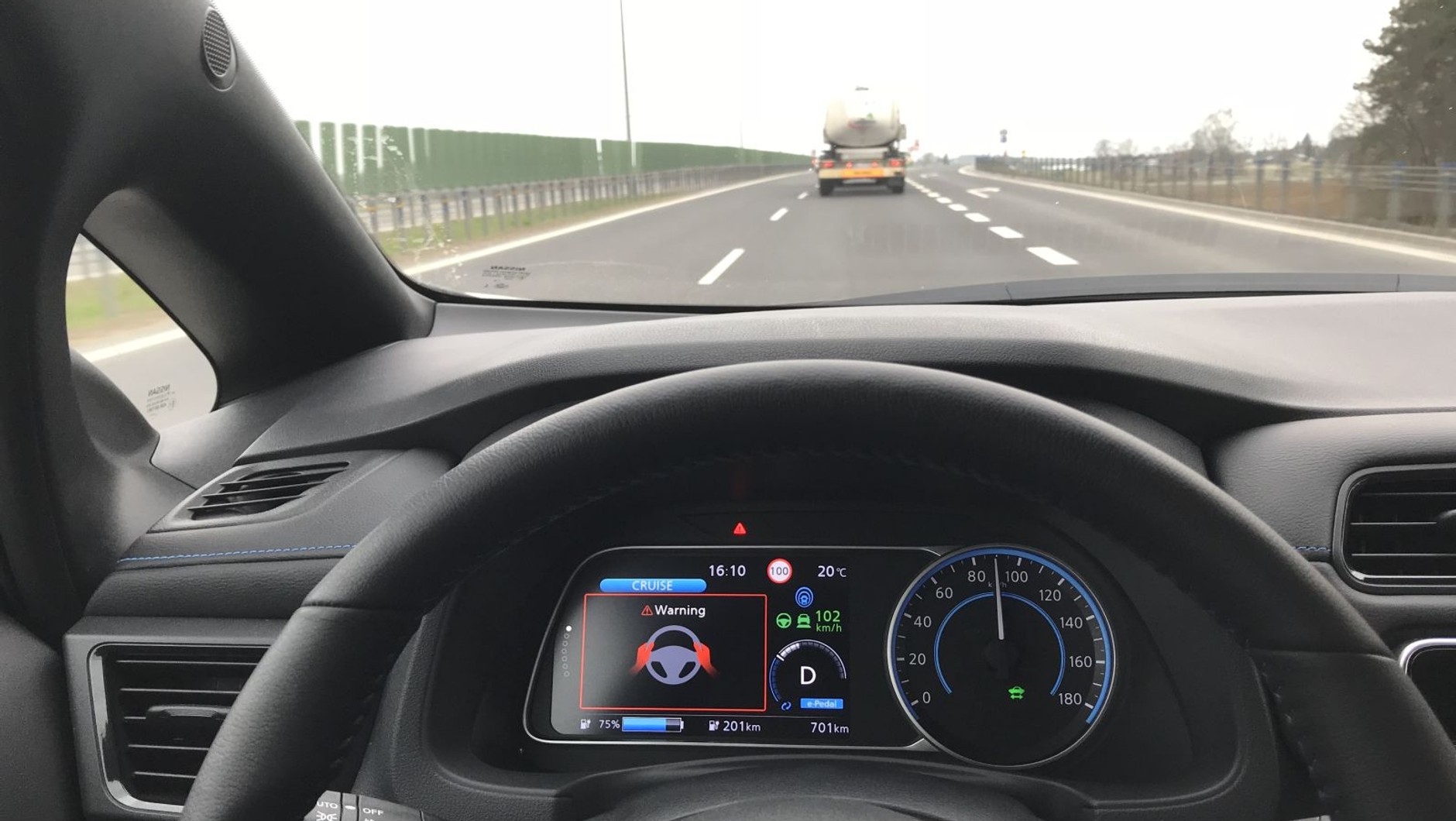 Nissan Leaf - za chwilę rozpocznie się automatyczne hamowanie by zatrzymać samochód