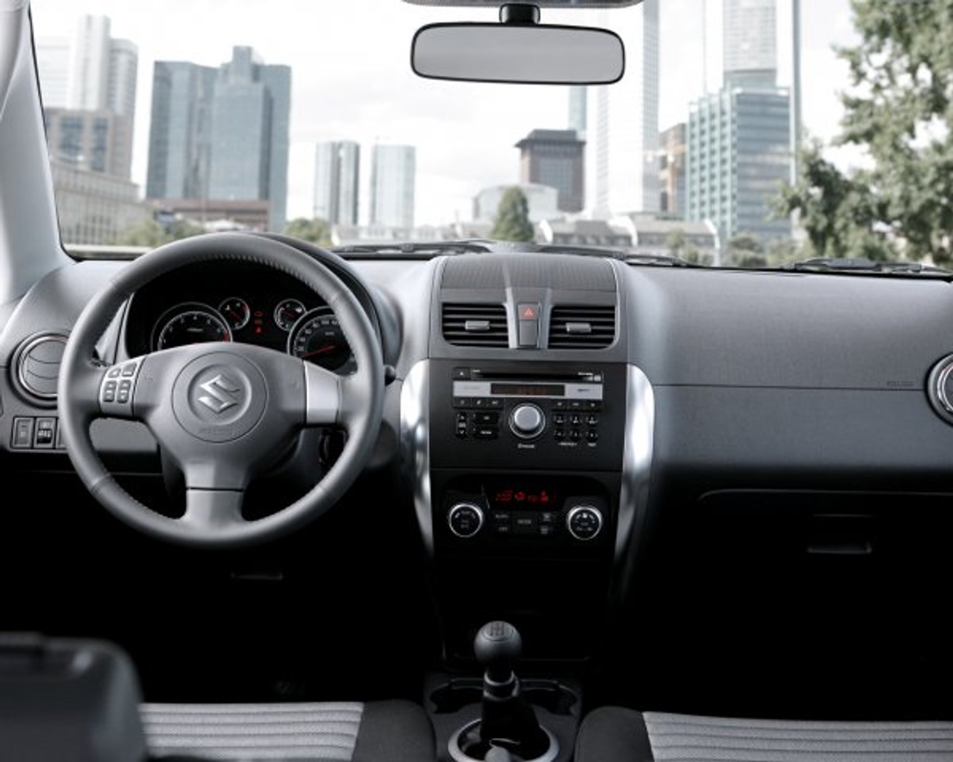 Suzuki SX4: zmieniony wygląd, mniejszy poziom emisji CO2 (ceny w Polsce)