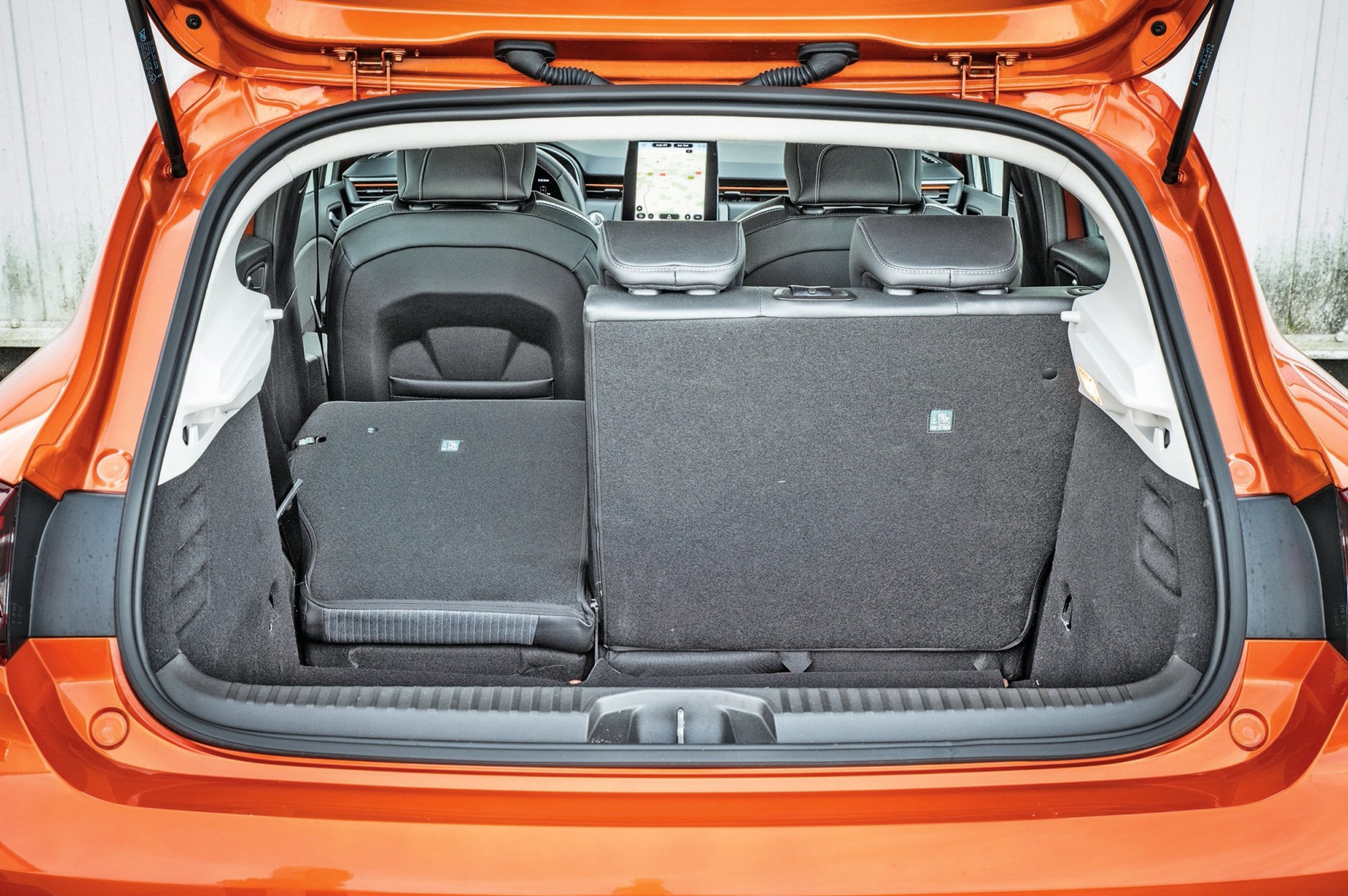 472 kg ładowności oraz pojemność bagażowa od 340 do 1096 litrów – to wygląda nieźle.