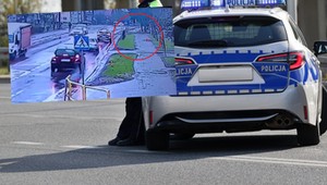 Policjanci zobaczyli leżącą kobietę. Po chwili ujrzeli krew