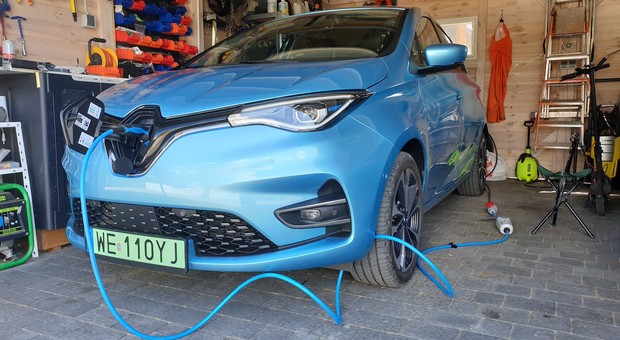 Ostatnia chwila na inwestycję w panele fotowoltaiczne. Mogą zasilać auto na prąd