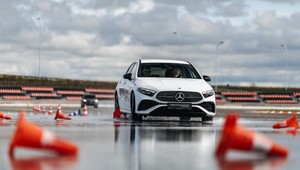 Mercedes pozwala wpaść w poślizg, ale tylko na specjalnych szkoleniach. Każdy może z nich skorzystać