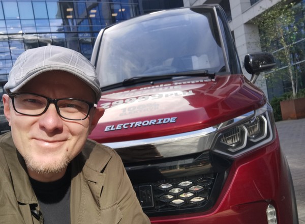 Zmieściłem się w jednym z najwęższych samochodów świata. Jak się nim jeździ?
