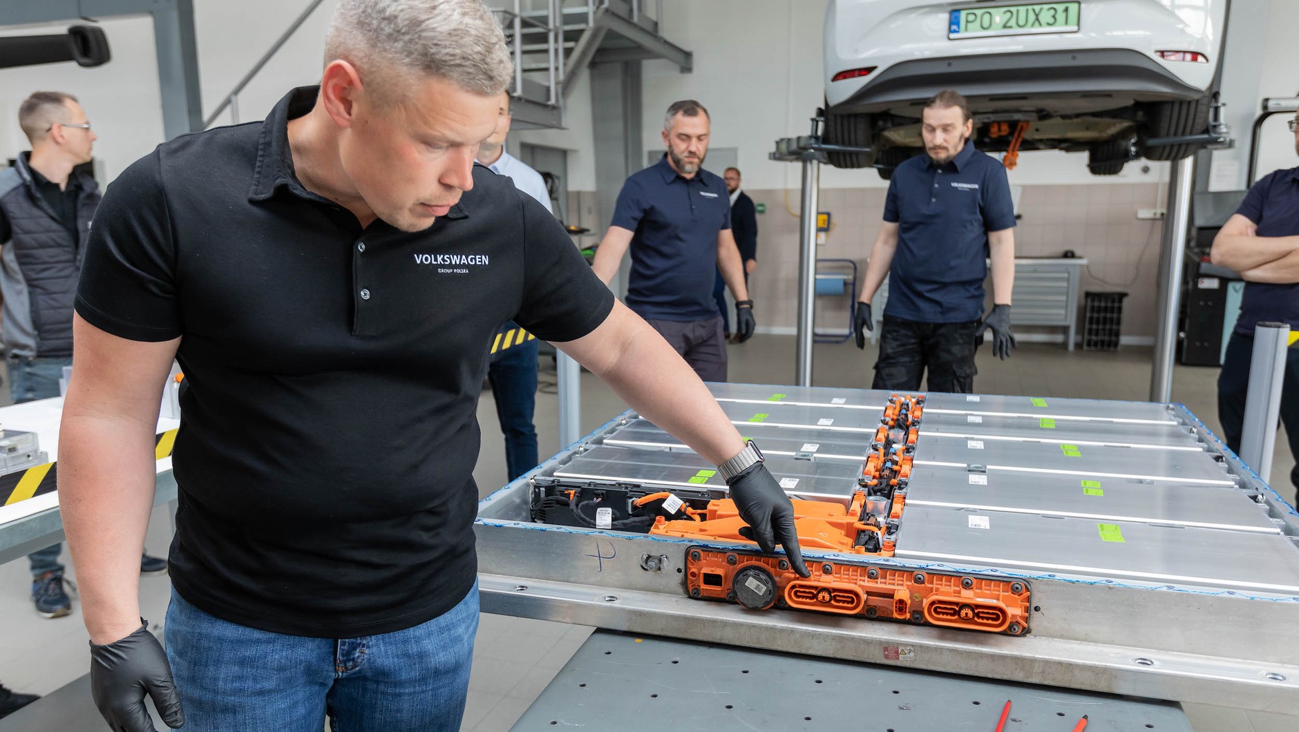 Demontaż akumulatora z Volkswagena ID.3 w Technicznym Centrum Szkoleniowo-Serwisowym w Poznaniu