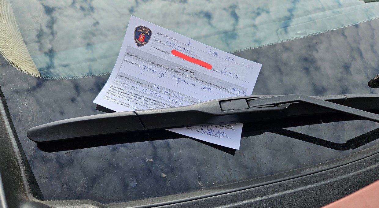 Mandat za nieopłacony parking przed sklepem. Tak można się od niego odwołać
