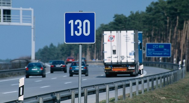 Ograniczenia prędkości na autostradach są niepotrzebne. Elektryki i tak jeżdżą wolno