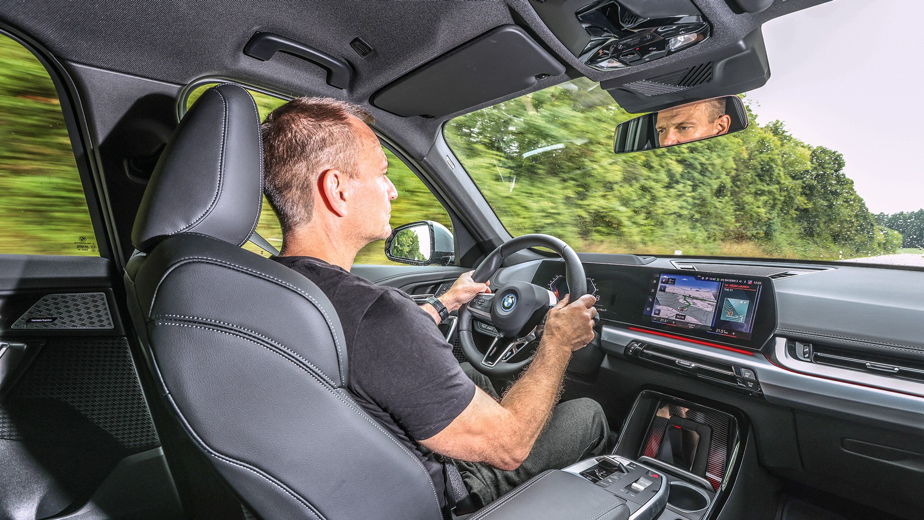 Niezależnie, na który wariant napędowy X1 się zdecydujesz, wnętrza z obszernymi wyświetlaczami nie będą się od siebie różniły