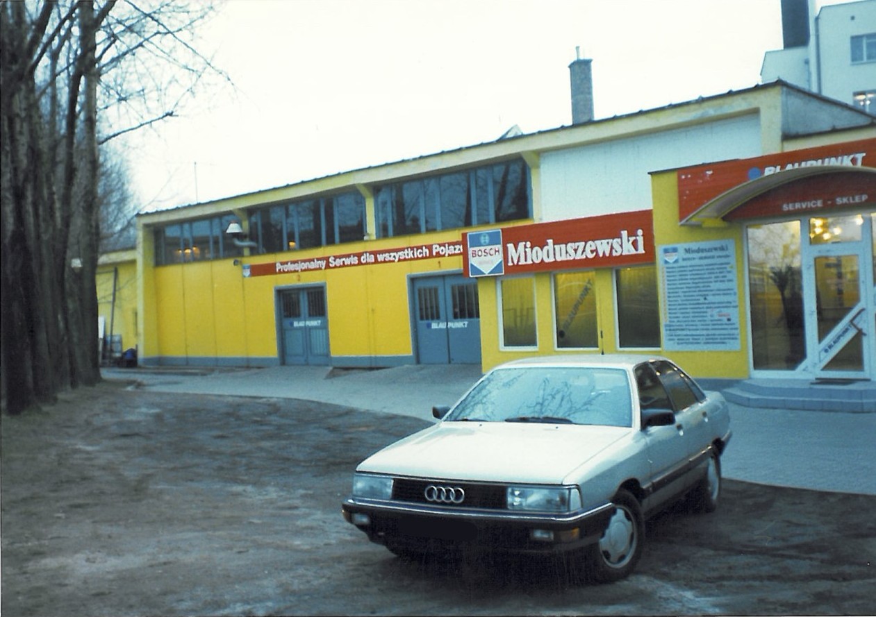 Jeden z pierwszych warsztatów Bosch Service w Polsce. Zółto-pomarańczowe budynki były wówczas standardem obowiązującym w sieci.