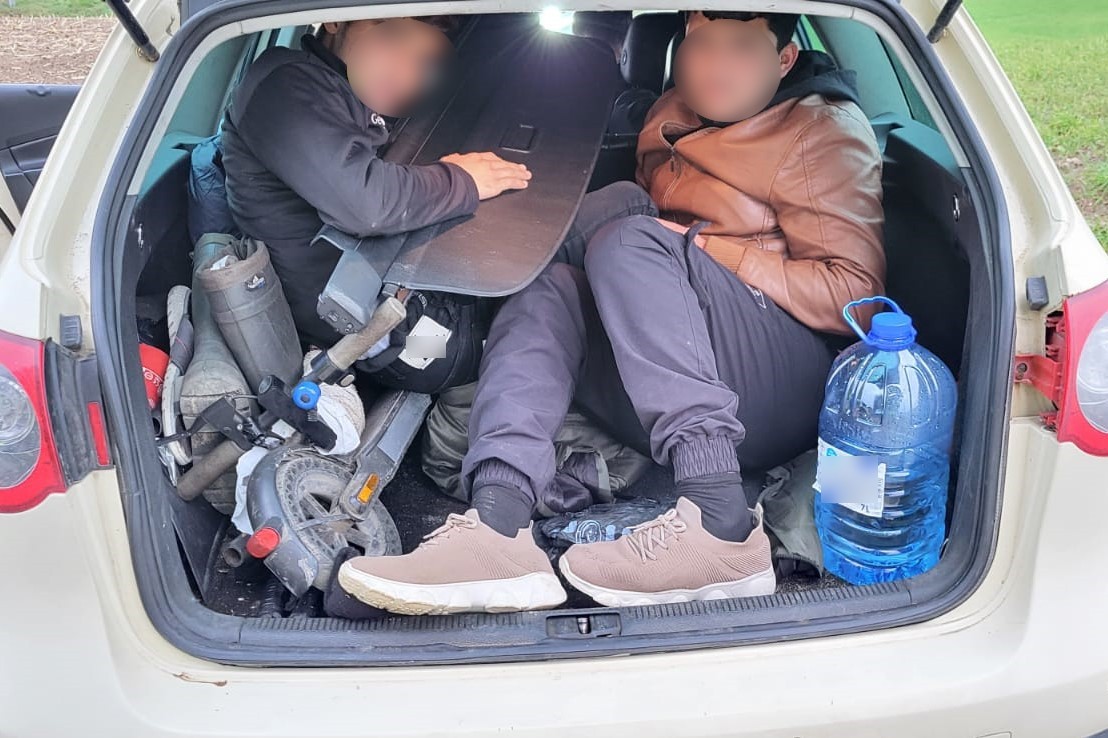 "Kurier" wiózł migrantów Passatem w "budyniu"