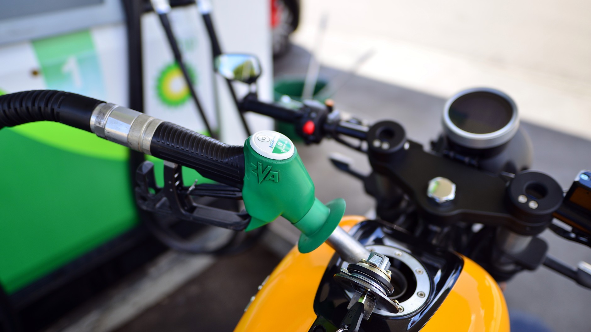 Podczas tankowania motocykla powinno się wyłączyć silnik, zsiąść z siedziska i zdjąć kask