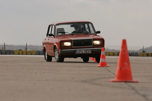 "Duży" Fiat 1.3 kontra Łada 2107 1.3 - Klasyki PRL-u w teście mistrza