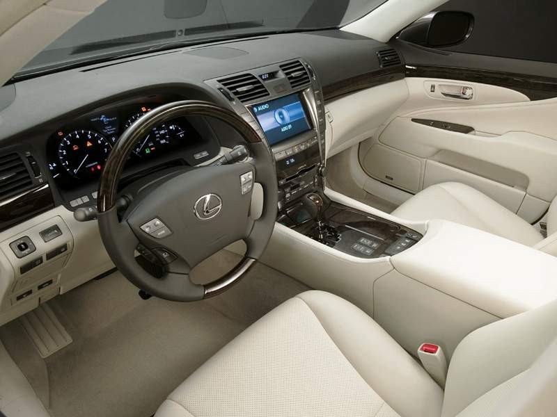 Lexus LS460 w japońskich salonach sprzedaży