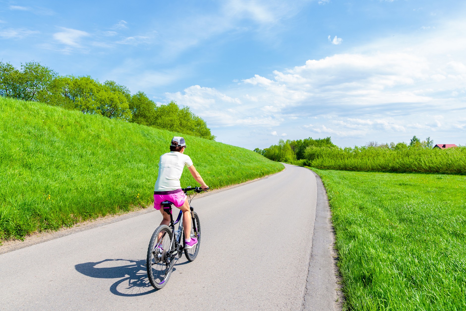Wielu rowerzystów nie zna przepisów (lub zwyczajnie je ignoruje), m.in. obowiązku jazdy blisko prawej krawędzi jezdni